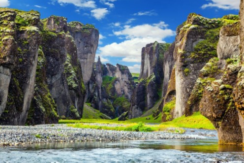 Afbeeldingen van Magic cliffs overgrown with green moss