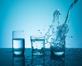 Pilt Creative splashing water in the glass