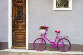 Image de Pink bike standing by the wall