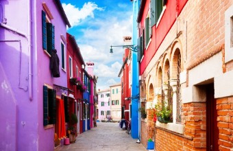 Afbeeldingen van Street with multicolored houses of Burano island Venice Italy retro toned