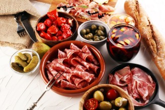 Afbeeldingen van Spanish tapas and sangria on wooden table - mediterran antipasti set