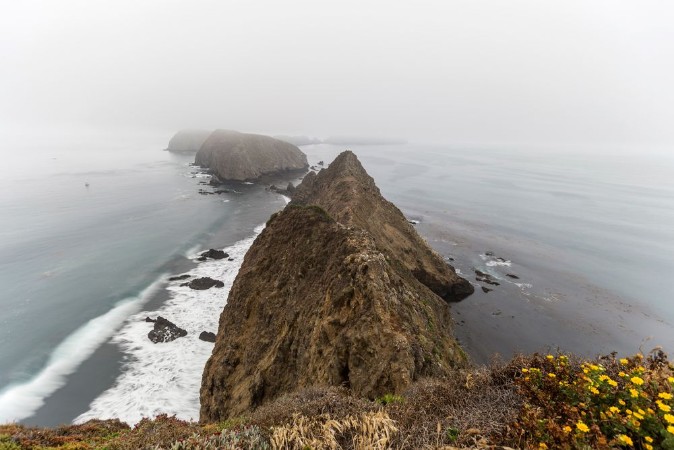 Afbeeldingen van Foggy view from Anacapa Island cliff at Channel Islands National Park near Ventura California