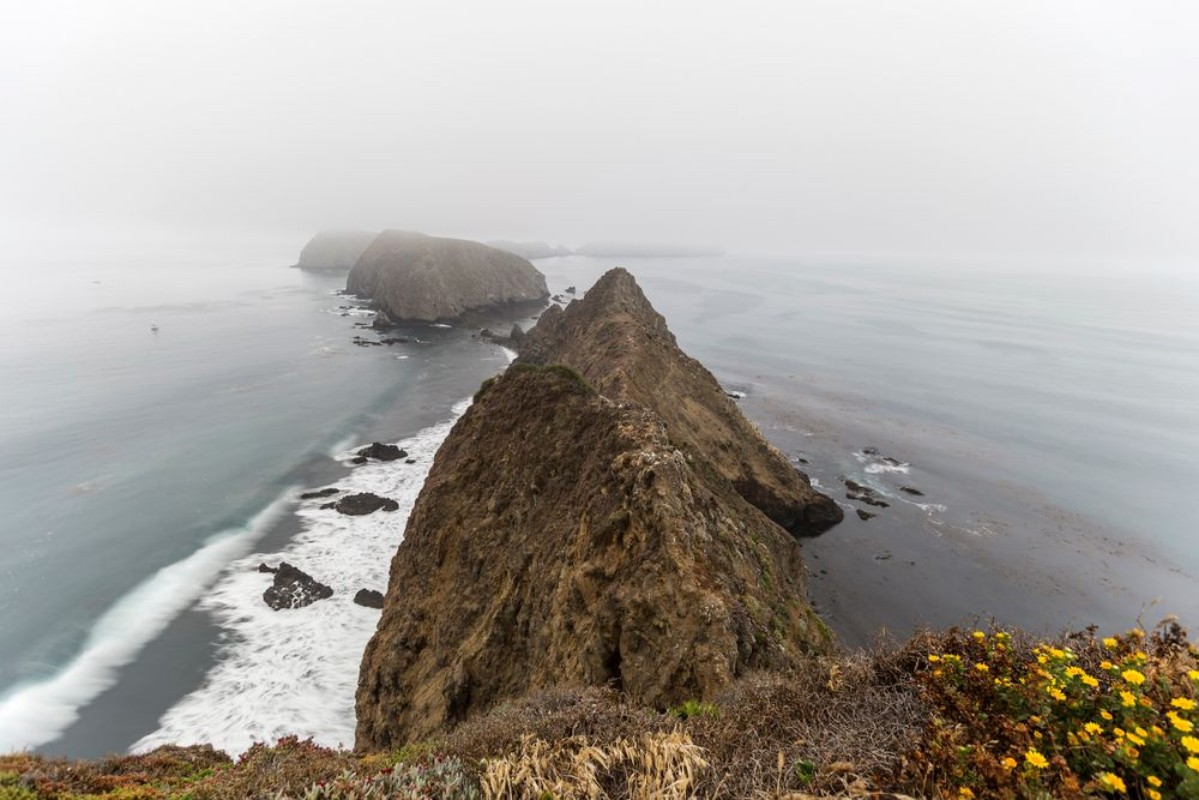 Afbeeldingen van Foggy view from Anacapa Island cliff at Channel Islands National Park near Ventura California