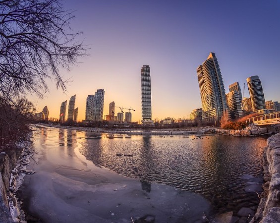 Afbeeldingen van Melted ice at the end of winter season Location Humber Bay Park Toronto Ontario Canada