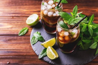 Afbeeldingen van Cuba Libre cocktail with cola lime rum and peppermint