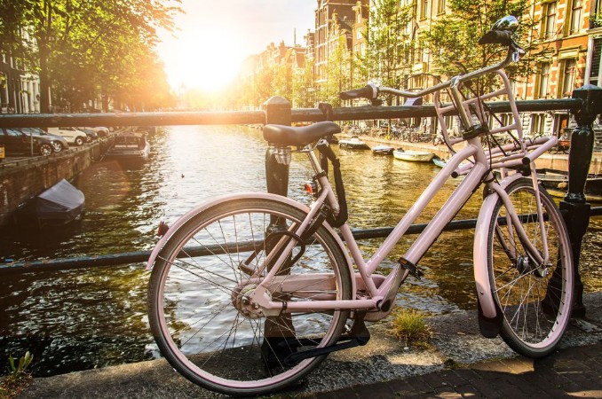 Image de Damenfahrrad in Amsterdam im Gegenlicht