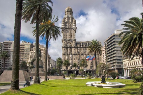 Afbeeldingen van Uruguay - Montevideo - Centrally located Salvo Palace Palacio Salvo seen from Plaza Independencia Independence square