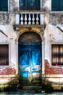 Image de Blue Door on Canal