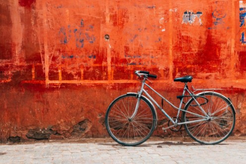 Poza cu Old bike standing at colorful red wall