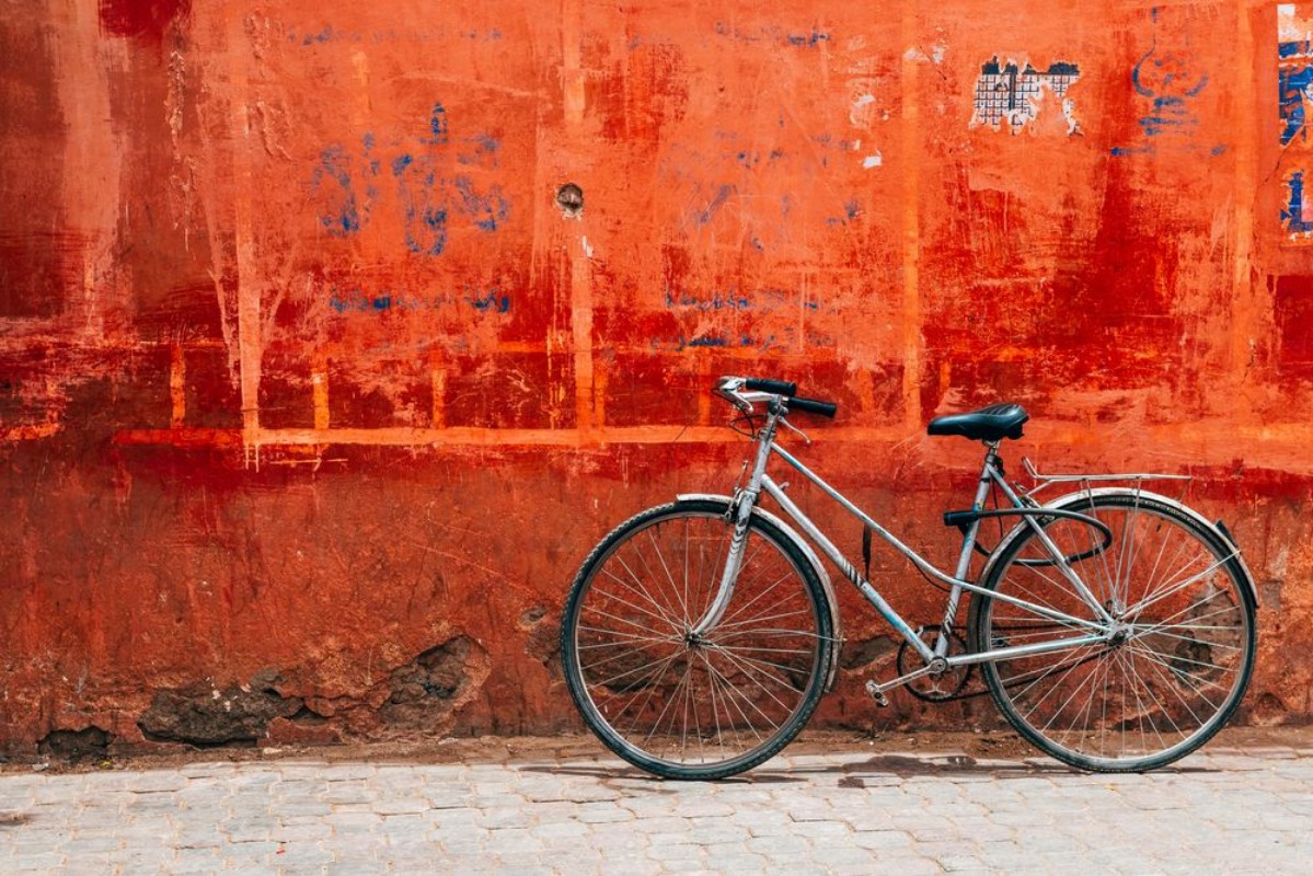 Image de Old bike standing at colorful red wall