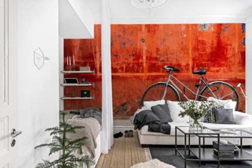 Poza cu Old bike standing at colorful red wall