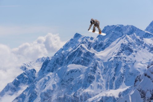 jumping on mountains photowallpaper Scandiwall