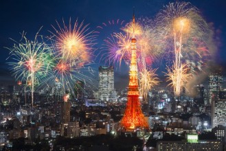 Poza cu Fireworks celebrating over tokyo