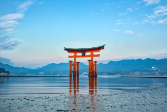 Afbeeldingen van Floating Torii gate