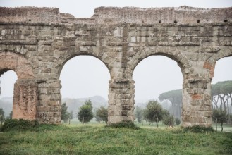 Slika Roman aqueduct arches