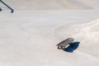 Pilt Skateboard laying on concrete