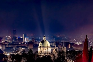 Picture of cathedral at night
