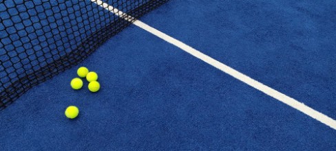 Immagine di Yellow balls on tennis court