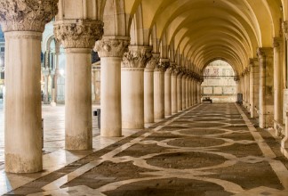Bild vun Ancient Columns in Venice
