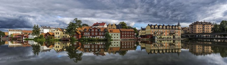 Poza cu River Reflecting the Old Town