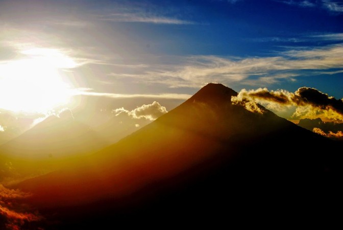 Afbeeldingen van Central American Volcanos at Sunset