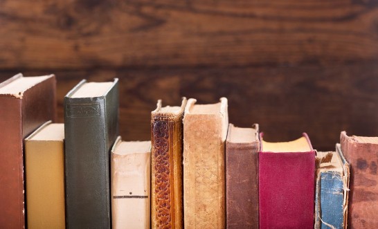 Afbeeldingen van Old book on a shelf