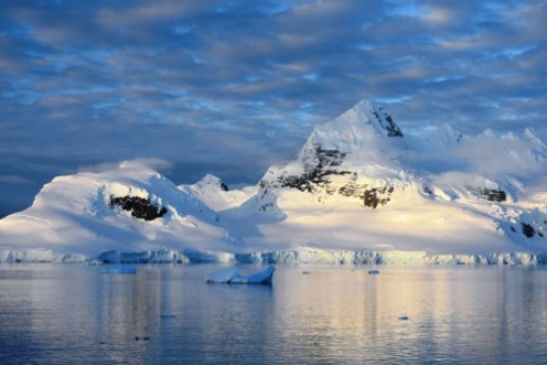 Obrázok z Views of the Gerlache Strait in Antarctica at dusk Antarctic sunset