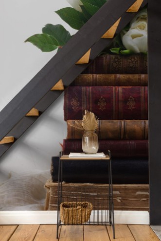 Afbeeldingen van Old books with white flowers on romantic lace background close up