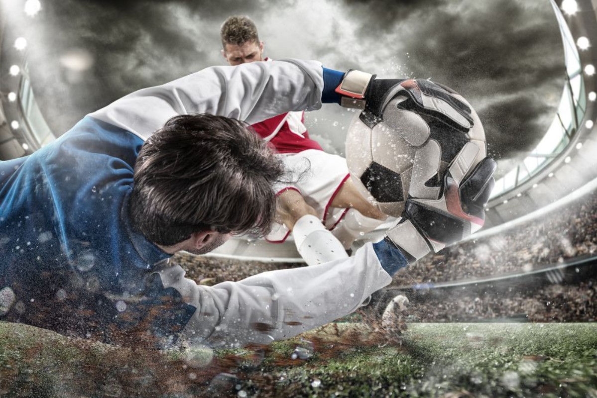 Afbeeldingen van Goalkeeper catches the ball in the stadium
