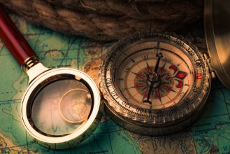 Bild von Vintage compass with rope