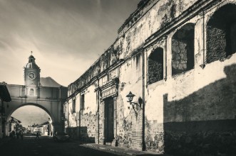 Afbeeldingen van Vintage look of Santa Catalina Arch with a heritage ruin on the right and Agua Volcano in the background
