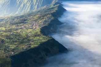 Afbeeldingen van Cemero Lawang village in a morning with sea of mist Bromo mountain East Java Indonesia