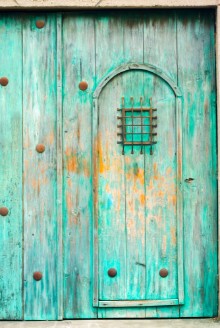 Afbeeldingen van Window and wooden door in colonial house of La Antigua Guatemala Central America