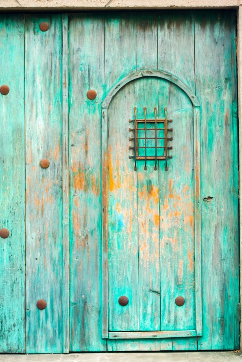 Afbeeldingen van Window and wooden door in colonial house of La Antigua Guatemala Central America