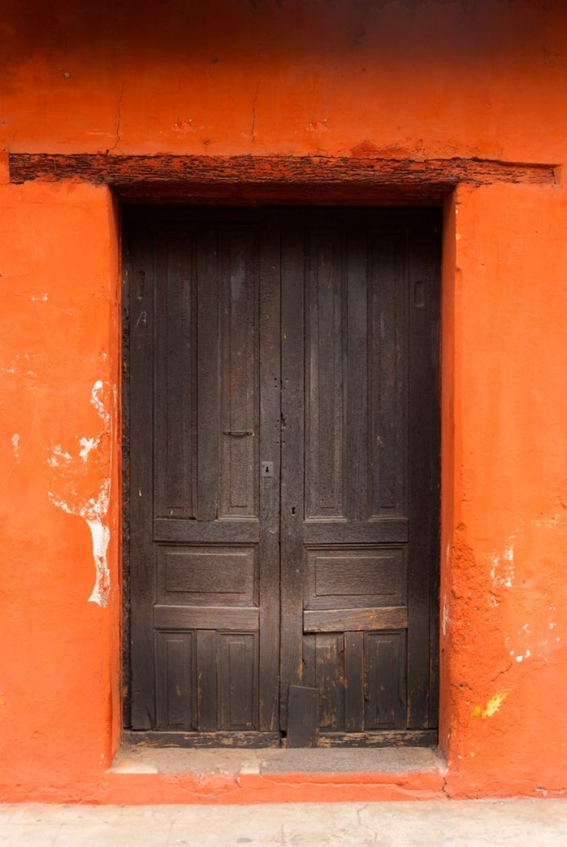 Image de Window and wooden door in colonial house of La Antigua Guatemala Central America