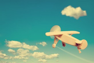 Afbeeldingen van Wooden plane flying in the sky