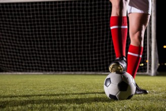 Afbeeldingen van Low section of male soccer player with ball on field