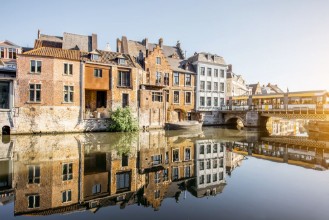 Afbeeldingen van Riverside view with beautiful old buildings and water channel during the morning light in Gent city Belgium