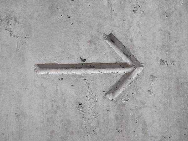 Afbeeldingen van Arrow on concrete