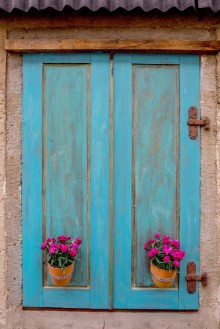 Obrazek Alte Fensterladen mit Blumen