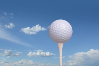 Golf ball on golf tee blue sky background paveikslėlis