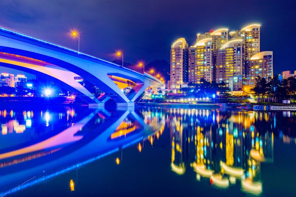 Afbeeldingen van Riverside night view of bridge