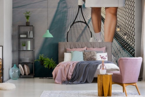 Afbeeldingen van Tennis concept  woman legs next to tennis balls and refreshing drink next to net  copy space  outdoors 