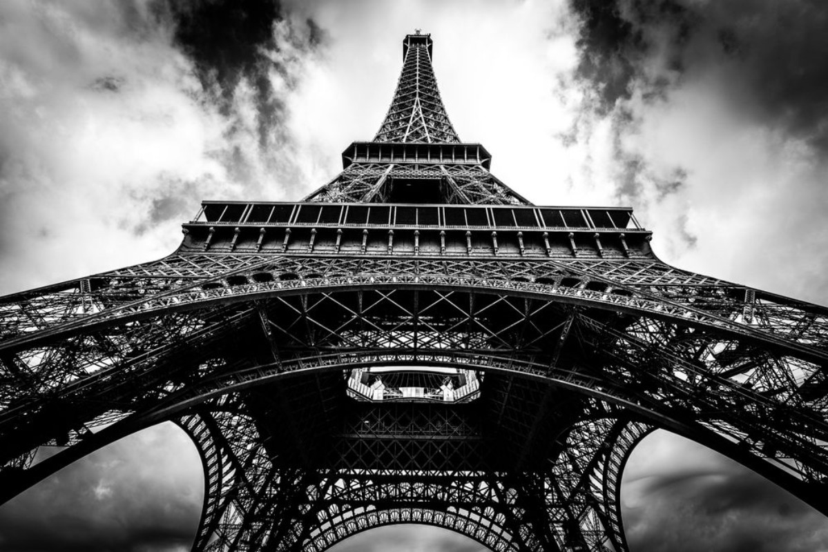 Image de Threatening sky over eiffel tower