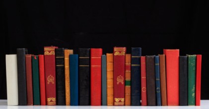 Afbeeldingen van Vintage books on black background
