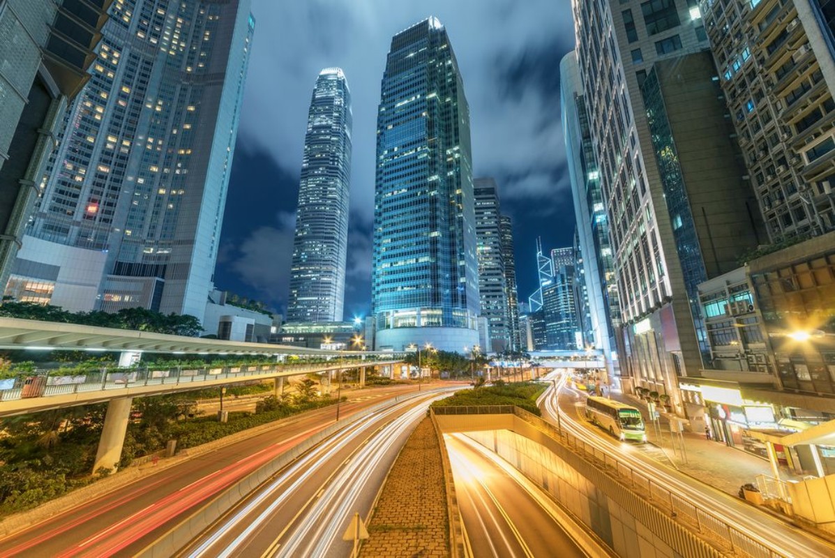 Afbeeldingen van Traffic in central district of Hong Kong city at night