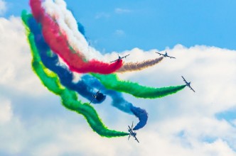 Afbeeldingen van Airplane group fighter against the background of color smoke