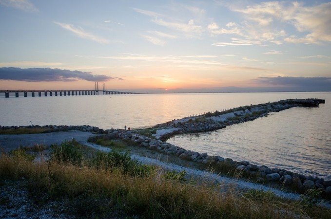 Afbeeldingen van Oresund and Oresund Bridge viewed from Limhamn in Malmo Sweden during sunset