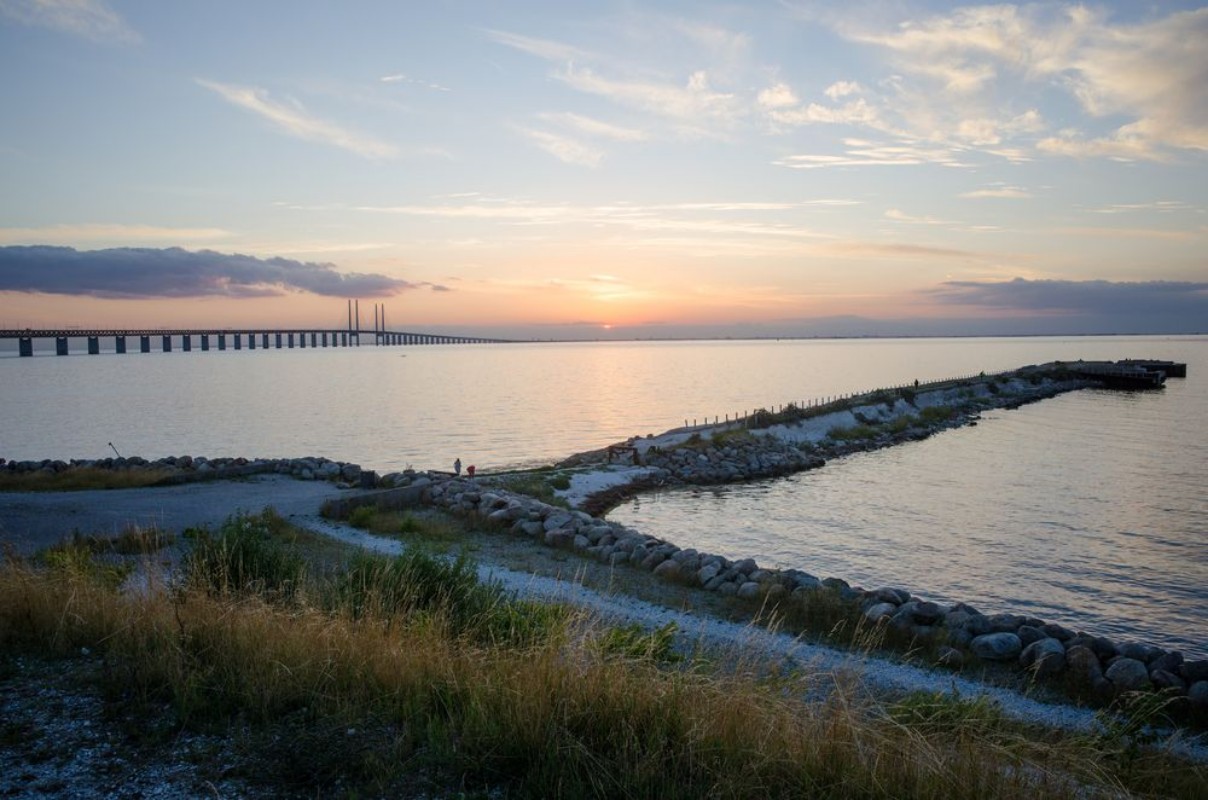 Afbeeldingen van Oresund and Oresund Bridge viewed from Limhamn in Malmo Sweden during sunset