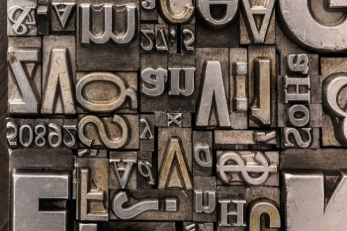 Afbeeldingen van Metal Letterpress TypesA background from many historical typography letters in black and white with white background